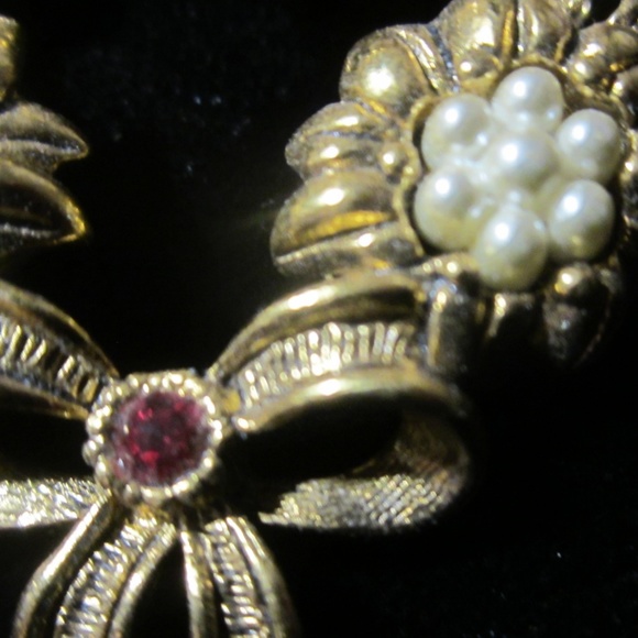 Intricate SIGNED Circle Pin Rhinestones & Pearls - Picture 2 of 3